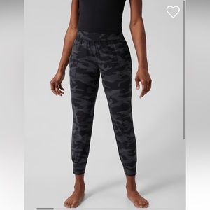 NWT Athleta Salutation Camo Jogger - Large Tall